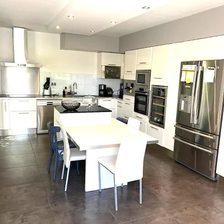 With Pool For 8 People, Near Beaches & Montpellier